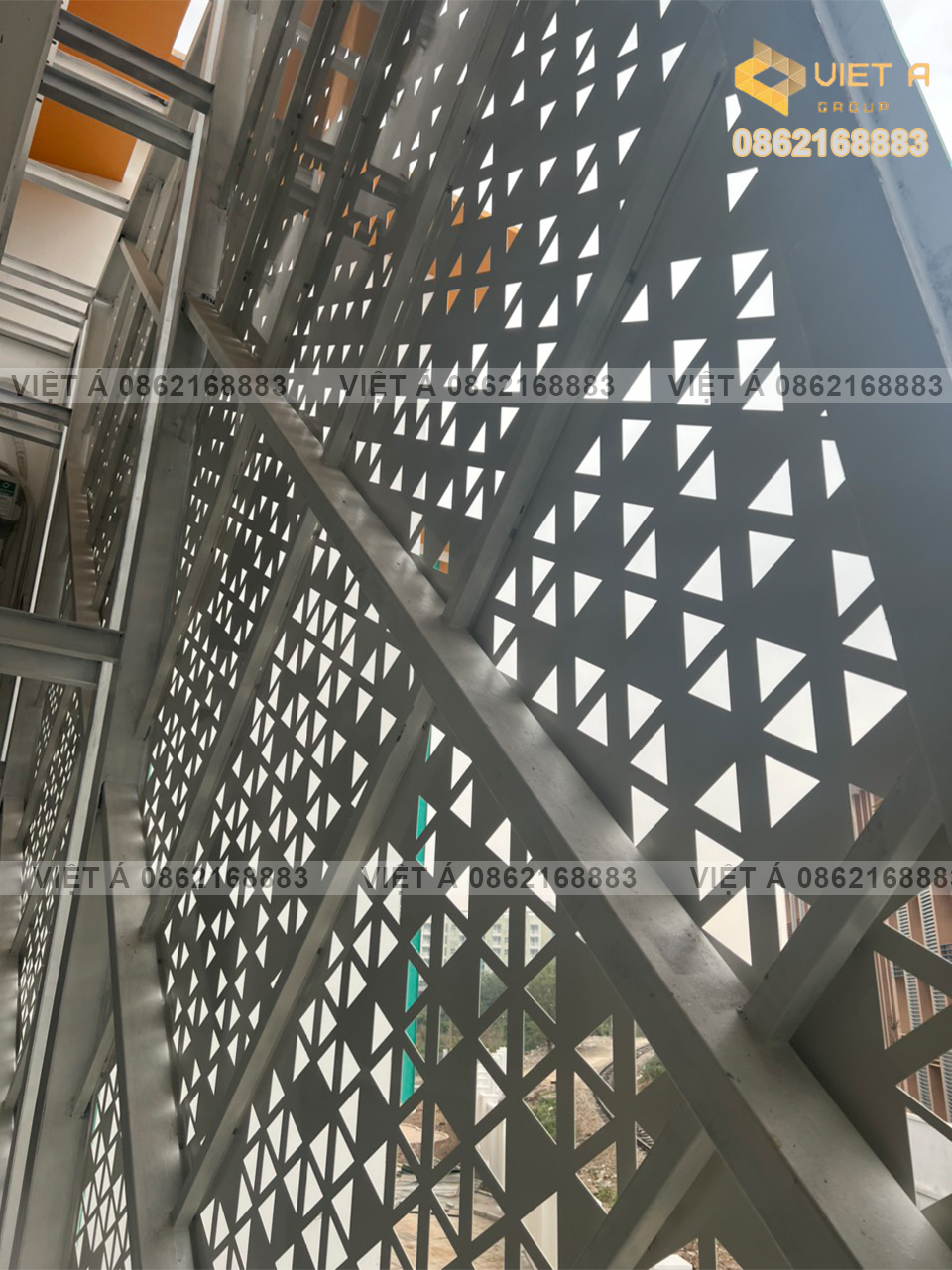 Thi công tấm nhôm facade tại công trình thực tế