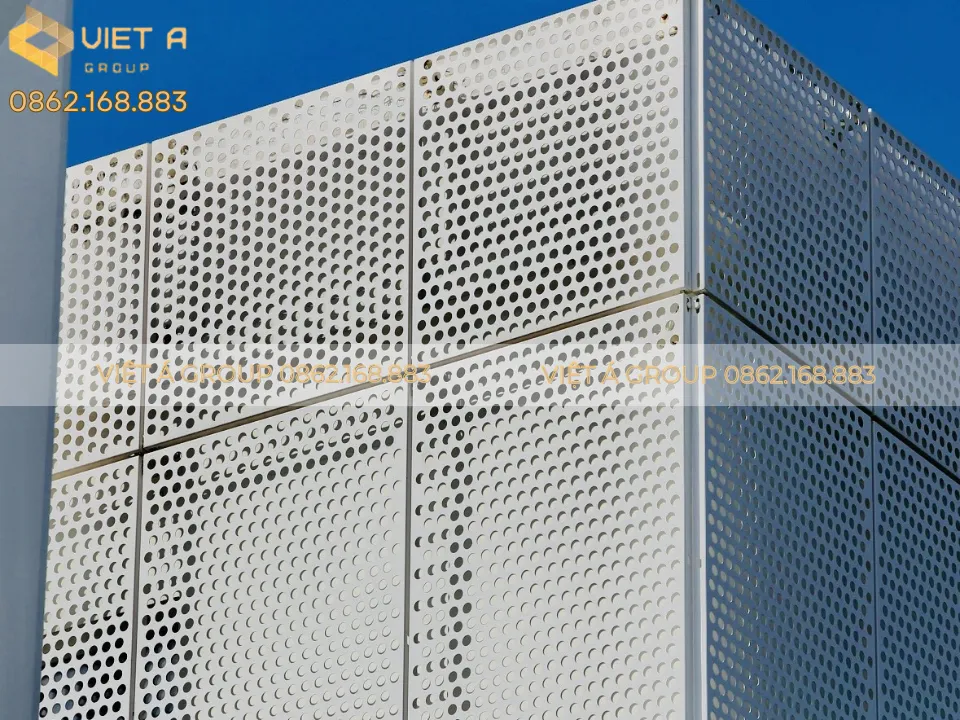 Khả năng tùy biến không gian với Tấm Nhôm Đục Lỗ CNC