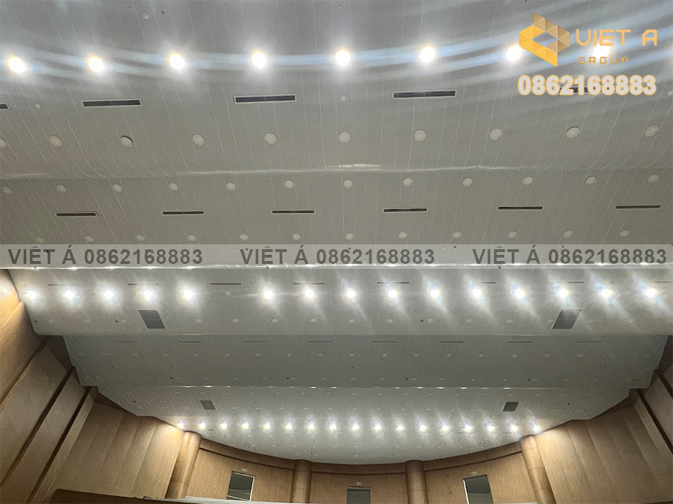 Hệ trần nhôm C300 màu bạc nhôm kết hợp ánh sáng LED tinh tế