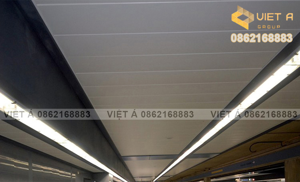 Hệ trần nhôm C300 màu bạc nhôm kết hợp ánh sáng LED tinh tế