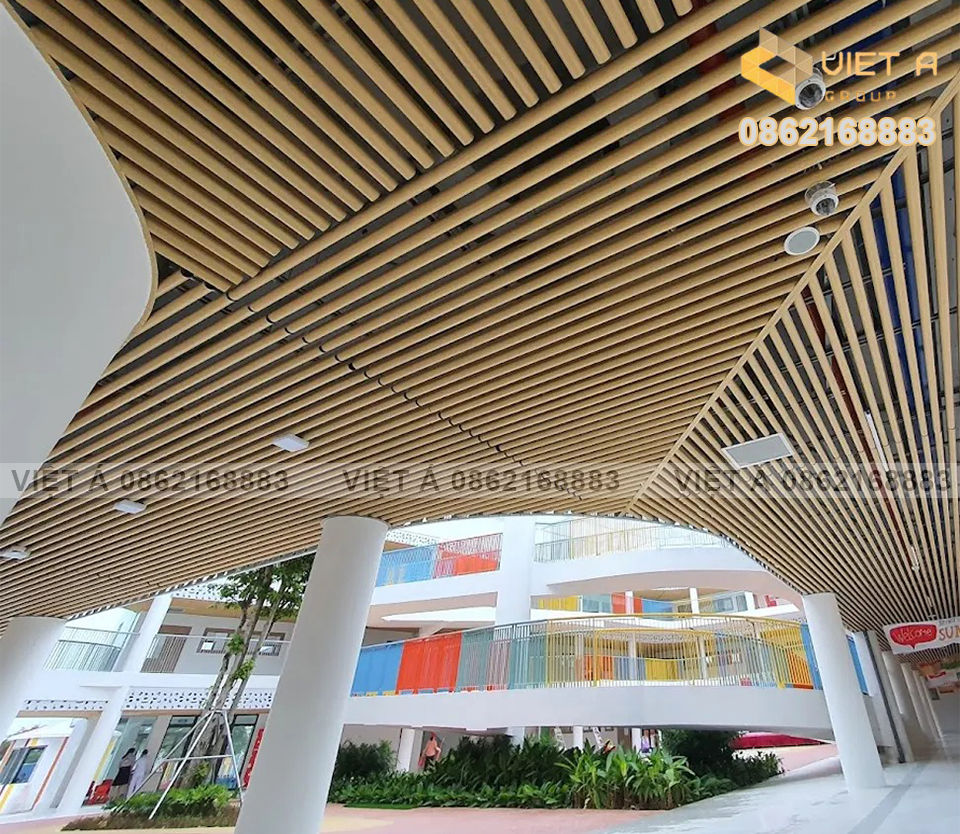 Mẫu Trần Nhôm Giả Gỗ Mới Nhất 2025 – Xu Hướng Thiết Kế Thi Công Sang Trọng Bền Đẹp 13 Trần nhôm giả gỗ được làm từ lõi nhôm nhẹ và phủ lớp màng vân gỗ.