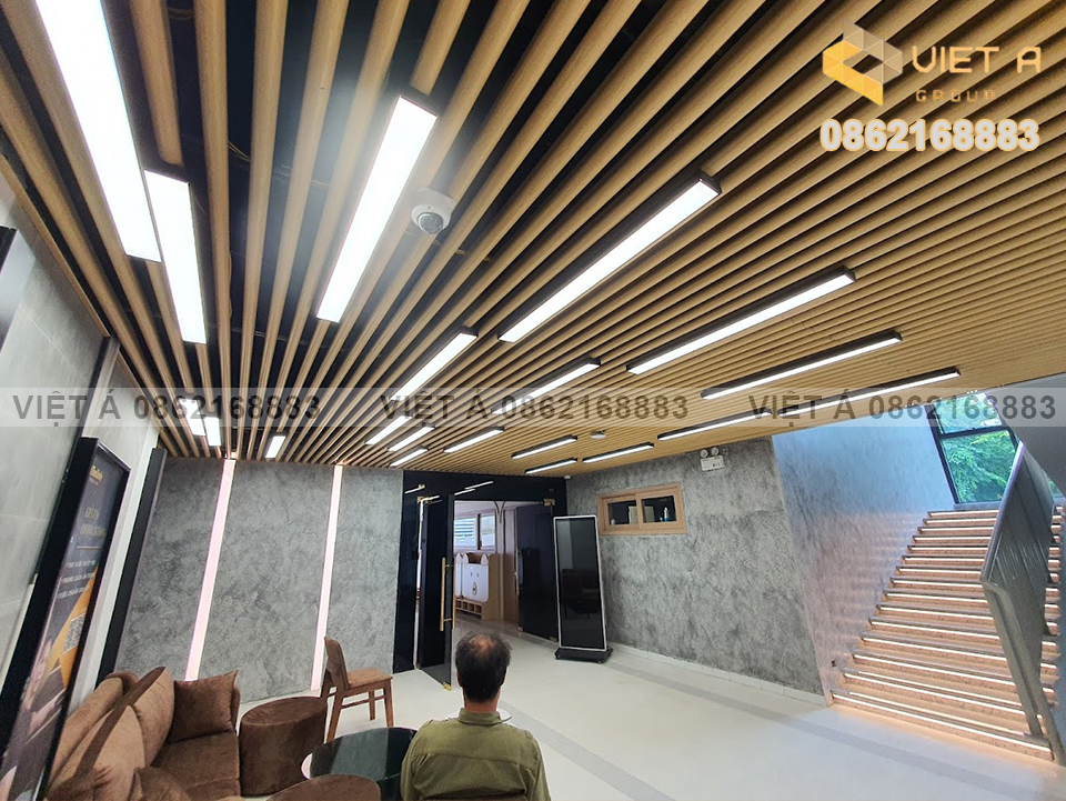 Mẫu Trần Nhôm Giả Gỗ Mới Nhất 2025 – Xu Hướng Thiết Kế Thi Công Sang Trọng Bền Đẹp 22 Hãy liên hệ ngay qua hotline 0862168883 để trải nghiệm dịch vụ chuyên nghiệp.
