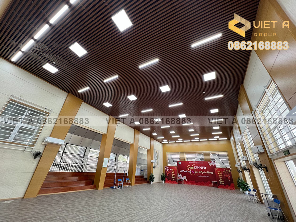 Mẫu Trần Nhôm Giả Gỗ Mới Nhất 2025 – Xu Hướng Thiết Kế Thi Công Sang Trọng Bền Đẹp 17 Trần nhôm tích hợp đèn LED âm trần, tạo hiệu ứng ánh sáng động.