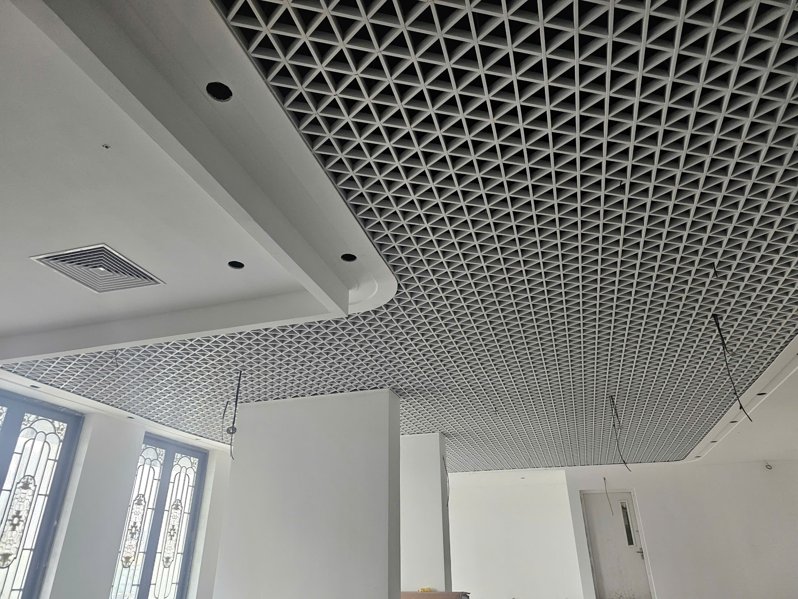 Ứng dụng trần caro tam giác trong không gian nghỉ dưỡng