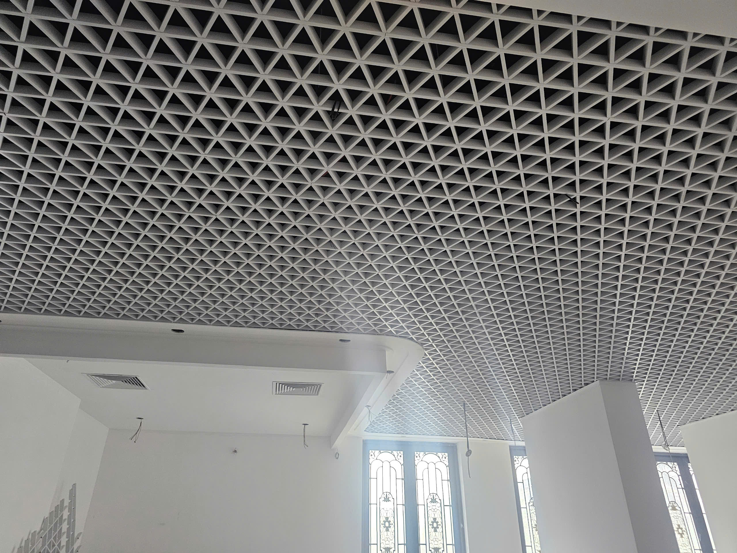 Trần caro tam giác kết hợp ánh sáng tự nhiên đầy tinh tế