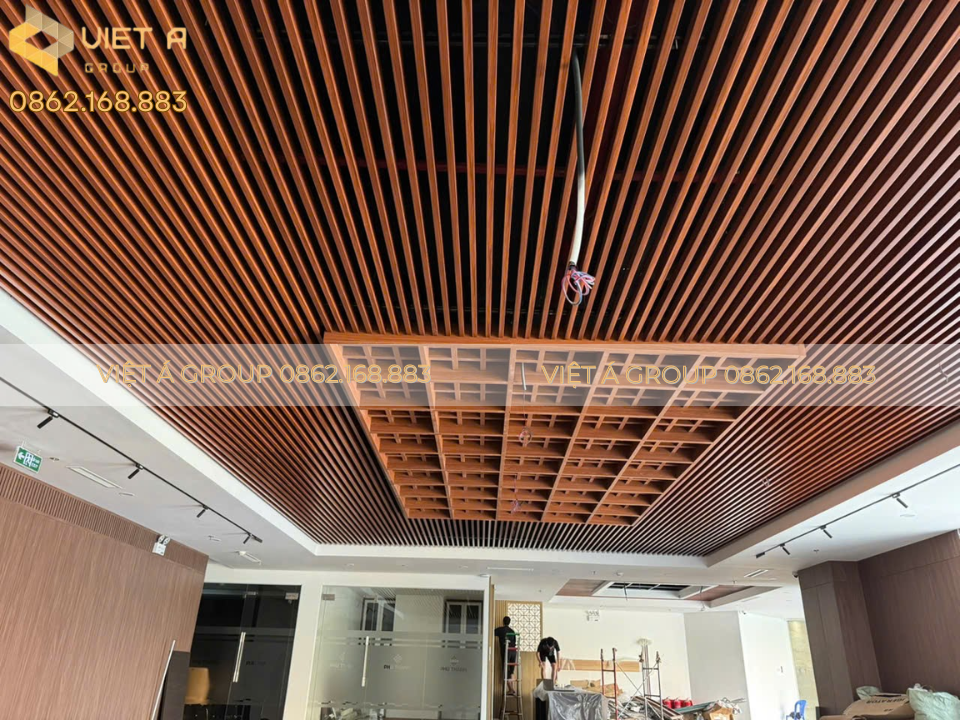 Thi Công Trần Nhôm U-Shaped 30x60 Vân Gỗ Cho Văn Phòng Phú Thành – Udic Hoàng Đạo Thuý, Hà Nội 11 trần nhà được làm bằng trần nhôm U-Shaped 30x60 vân gỗ