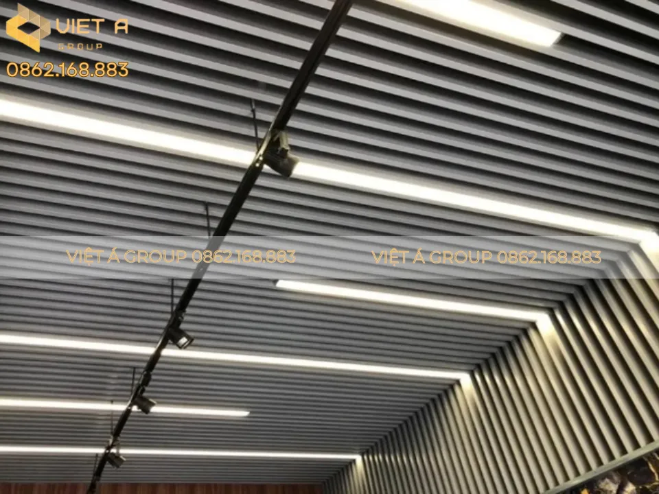 Xu Hướng Thiết Kế Trần Nhôm U-Shaped Trong Kiến Trúc Hiện Đại 16 Mẫu trần nhôm U-Shaped dạng thanh thẳng
