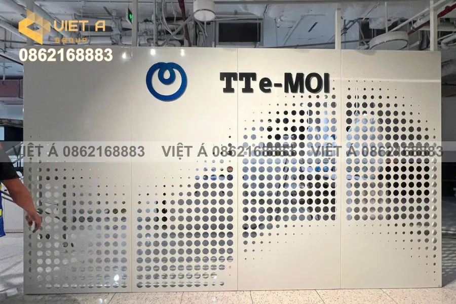 Tấm Nhôm CNC Vách Ngăn Trang Trí Giúp Nâng Cấp Không Gian Văn Phòng TTe Moi 10 Thi công vách ngăn tấm nhôm CNC tại văn phòng TTe-Moi