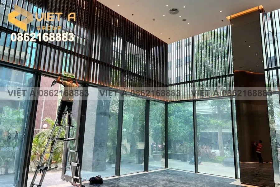 Lam Nhôm Hộp 30x80 Mang Lại Vẻ Đẹp Hiện Đại Cho Sảnh Chung Cư Hdmon 89 Láng Hạ 17 Lắp đặt lam nhôm hộp 30x80 – Dự án cải tạo Hdmon 89 Láng Hạ