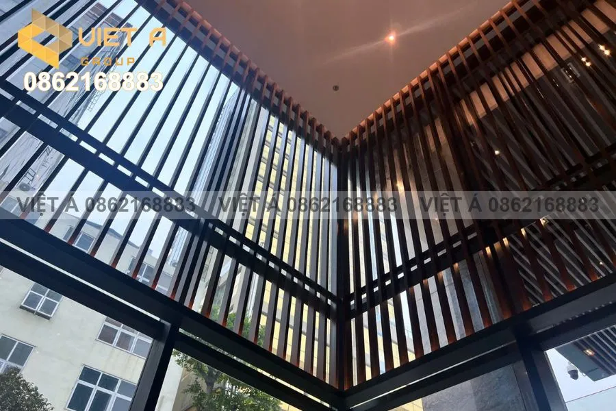 Lam Nhôm Hộp 30x80 Mang Lại Vẻ Đẹp Hiện Đại Cho Sảnh Chung Cư Hdmon 89 Láng Hạ 28 Sự kết hợp màu sắc với lam nhôm hộp 30x80 tại sảnh chung cư