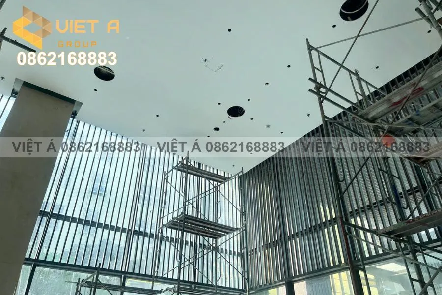 Lam Nhôm Hộp 30x80 Mang Lại Vẻ Đẹp Hiện Đại Cho Sảnh Chung Cư Hdmon 89 Láng Hạ 21 Lam nhôm hộp 30x80 – giải pháp thẩm mỹ và thông thoáng cho sảnh Hdmon
