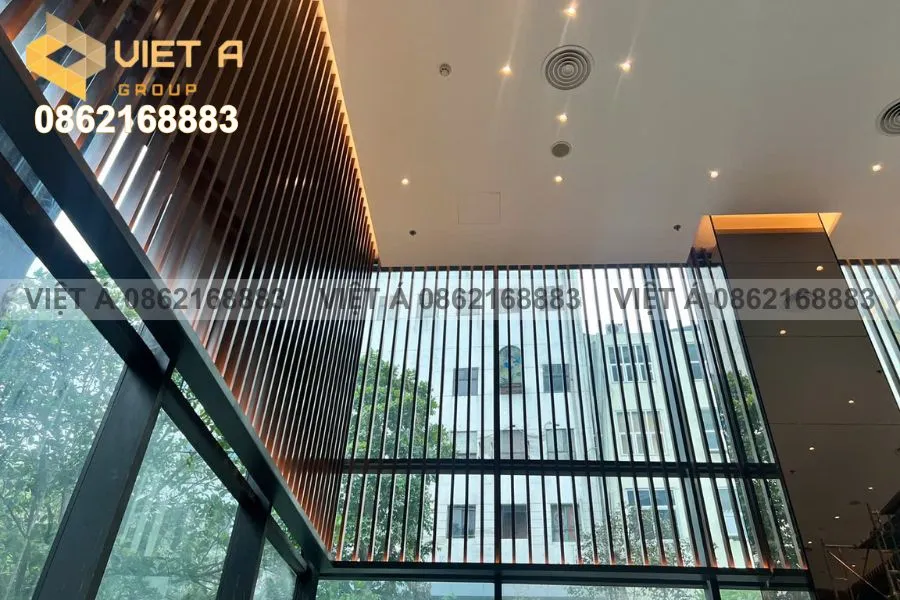 Lam Nhôm Hộp 30x80 Mang Lại Vẻ Đẹp Hiện Đại Cho Sảnh Chung Cư Hdmon 89 Láng Hạ 18 Toàn cảnh hạng mục lam nhôm hộp 30x80 tại chung cư Hdmon
