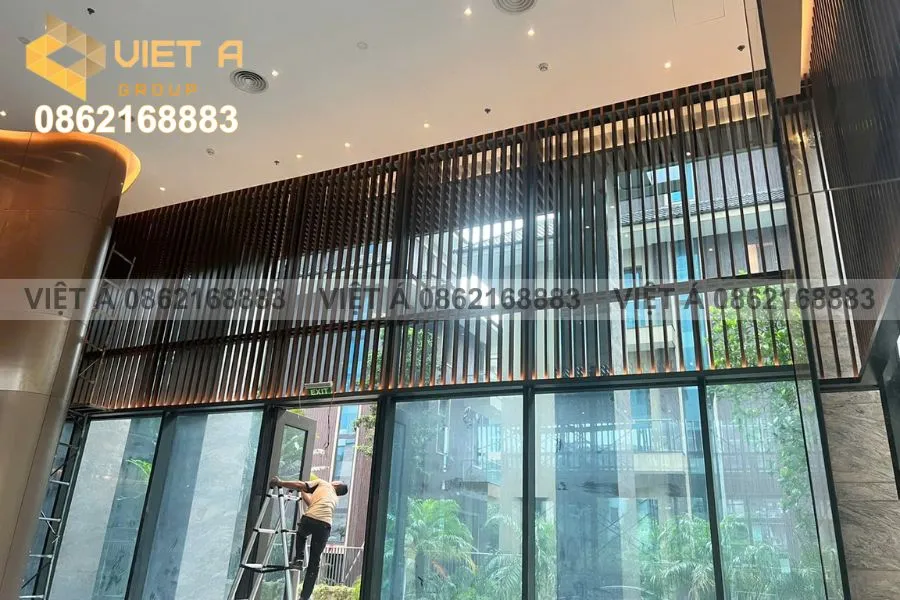 Lam Nhôm Hộp 30x80 Mang Lại Vẻ Đẹp Hiện Đại Cho Sảnh Chung Cư Hdmon 89 Láng Hạ 19 Cận cảnh lam nhôm hộp 30x80 sau khi hoàn thiện tại sảnh chung cư