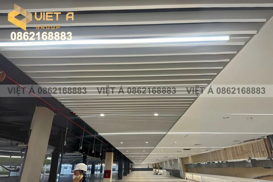Trần Nhôm U30x150mm Tại Luxcase ICT: Bước Tiến Trong Thiết Kế Công trình hiện đại 12 Thi Công Trần Nhôm U30x150mm Tại Dự Án Luxcase ICT