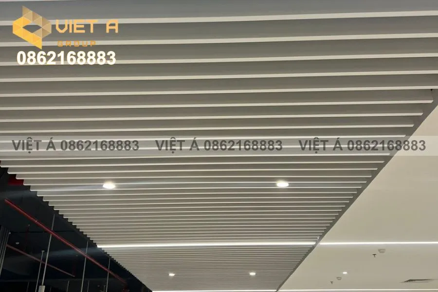 Trần Nhôm U30x150mm Tại Luxcase ICT: Bước Tiến Trong Thiết Kế Công trình hiện đại 18 Cận Cảnh Bề Mặt Trần Nhôm U30x150mm – Luxcase ICT