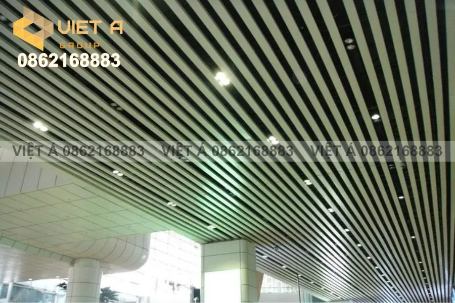 Trần Nhôm U30x150mm Tại Luxcase ICT: Bước Tiến Trong Thiết Kế Công trình hiện đại 20 Phối Cảnh Trần Nhôm U30x150mm Trong Không Gian Làm Việc – Luxcase ICT