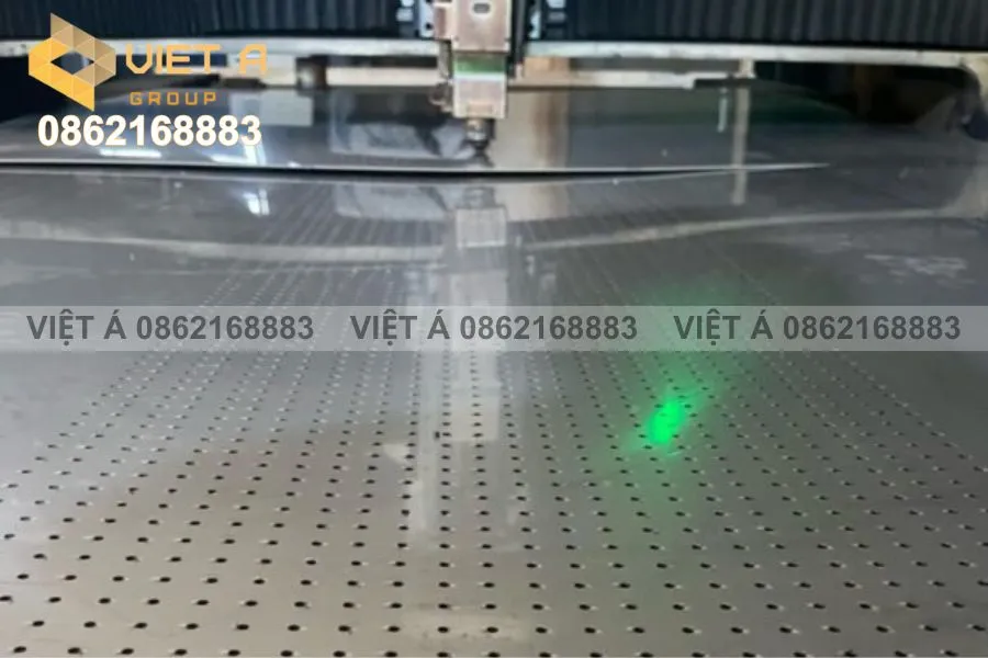 5 Ứng Dụng Thực Tế Của Tấm Kim Loại Nhôm Đục Lỗ CNC Hà Nội Trong Kiến Trúc 27 Cận cảnh hoa văn CNC trên tấm nhôm đục lỗ Hà Nội