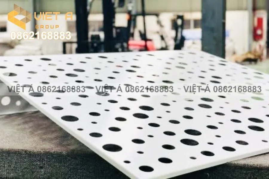 5 Ứng Dụng Thực Tế Của Tấm Kim Loại Nhôm Đục Lỗ CNC Hà Nội Trong Kiến Trúc 32 Lam chắn nắng bằng tấm nhôm đục lỗ CNC tại Hà Nội