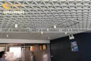 Tấm nhôm caro tam giác sau khi hoàn thiện và lắp đặt vào trần
