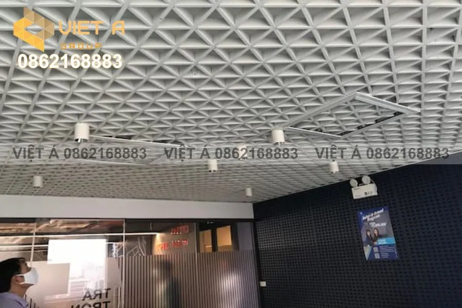 Thi Công Trần Nhôm Caro Tam Giác Tại Hà Nội – Uy Tín, Chất Lượng, Báo Giá Minh Bạch 24 Tấm nhôm caro tam giác sau khi hoàn thiện và lắp đặt vào trần