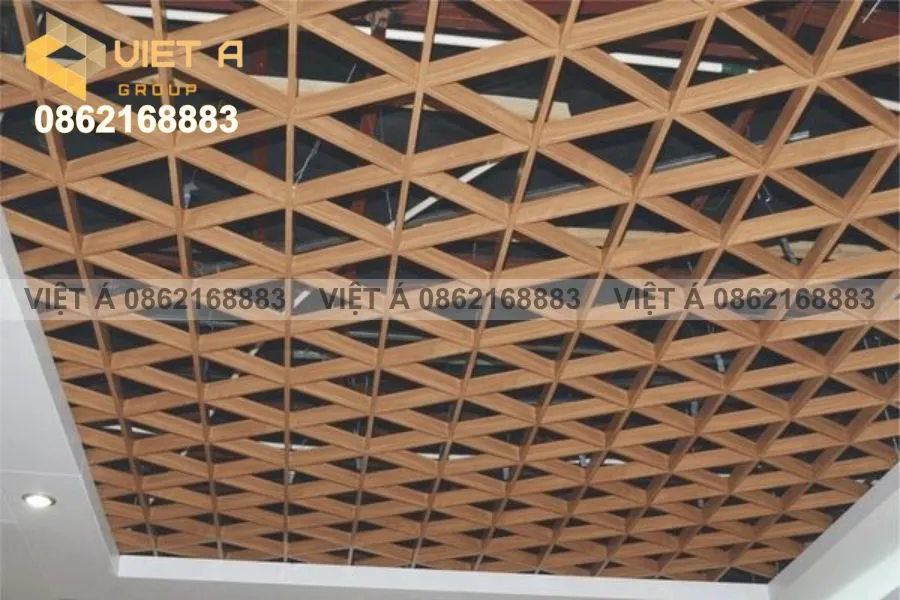 Thi Công Trần Nhôm Caro Tam Giác Tại Hà Nội – Uy Tín, Chất Lượng, Báo Giá Minh Bạch 18 Không gian nhà xưởng với trần nhôm Caro tam giác thông gió tốt