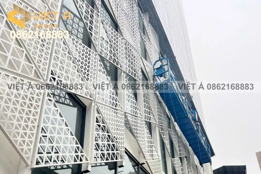 Bộ ba vật liệu gồm tấm ốp nhôm CNC, lam nhôm trang trí và tấm ốp nhôm Facade trong mặt dựng