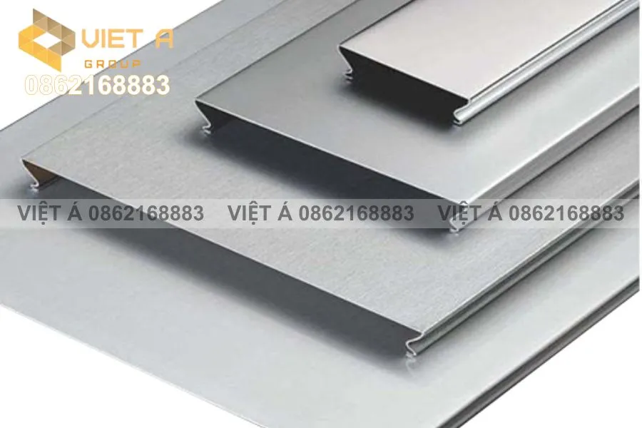 Ứng Dụng Trần Nhôm C-Shaped Hà Nội Trong Thiết Kế Kiến Trúc Hiện Đại 23 Thi công trần nhôm C-shaped Hà Nội cho trung tâm thương mại
