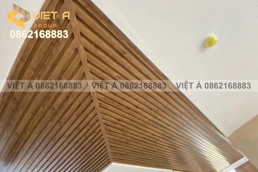 Ứng Dụng Trần Nhôm Sóng F45-Shaped Trong Thiết Kế Nội Thất Tại Hà Nội 14 Thi công trần nhôm sóng F45-Shaped tại showroom nội thất