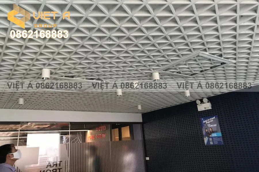  Ốp trần phòng khách bằng Alucobond