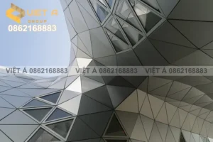 Hình ảnh tấm Alucobond ngoài trời dưới ánh nắng