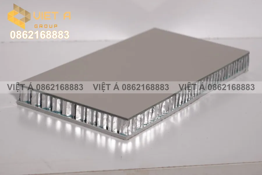 Mẫu trần nhôm tổ ong phù hợp với kiến trúc tối giản