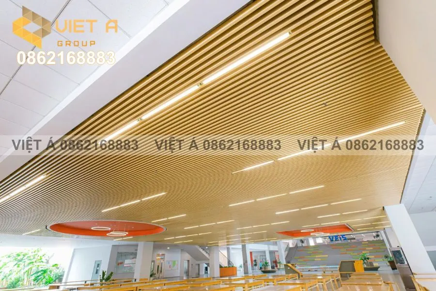 Lắp đặt trần nhôm hook on tại hành lang bệnh viện chuẩn kỹ thuật