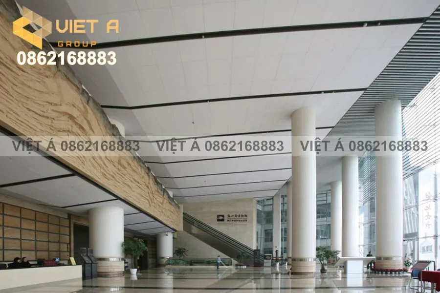 Thi công trần nhôm hook on cho trung tâm thương mại hiện đại