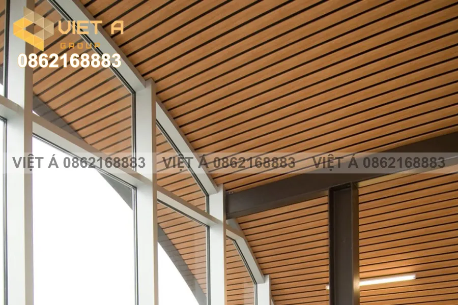 Ảnh lắp đặt trần nhôm U50x100mm trong không gian nhà ăn