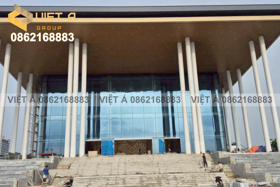 Trần nhôm C300 hoàn thiện tại văn phòng hiện đại