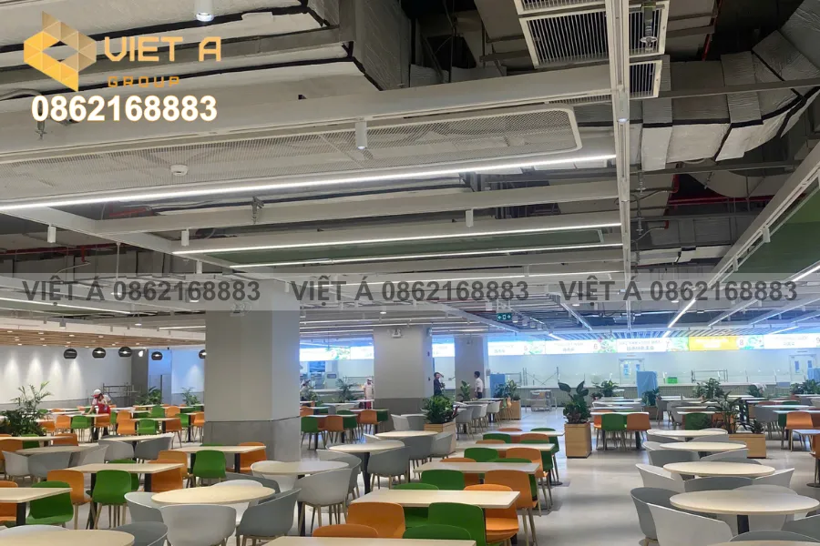 Không gian rộng thoáng với trần nhôm lưới