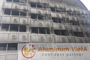 Lam chắn nắng hình viên đạn