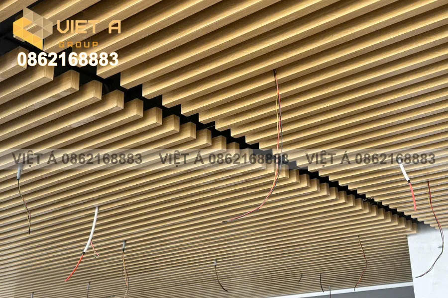 Mẫu thiết kế Trần nhôm U50x100mm hiện đại cho công trình lớn