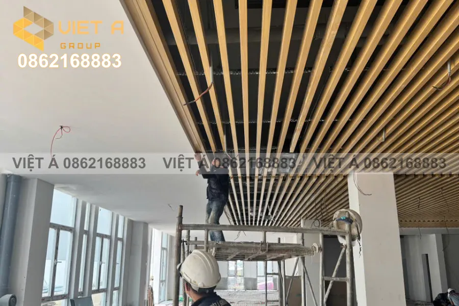 Ảnh thực tế quá trình lắp đặt trần nhôm U50x100mm