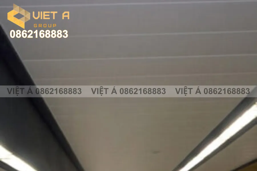 Trần nhôm C300 bản rộng 300mm cho phòng họp cao cấp