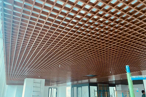 Tìm hiểu các yếu tố ảnh hưởng đến báo giá trần nhôm giả gỗ 5 Các yếu tố ảnh hưởng đến báo giá trần nhôm giả gỗ