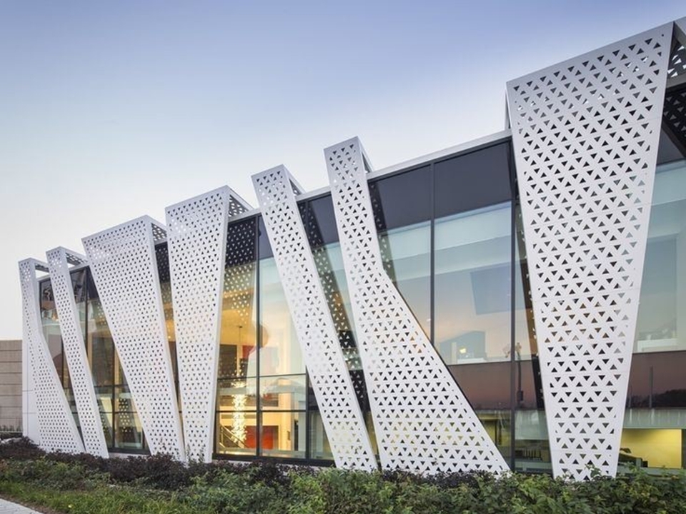 Kinh nghiệm chọn mua tấm ốp nhôm CNC trang trí chất lượng, giá tốt 1 Việt Á Group