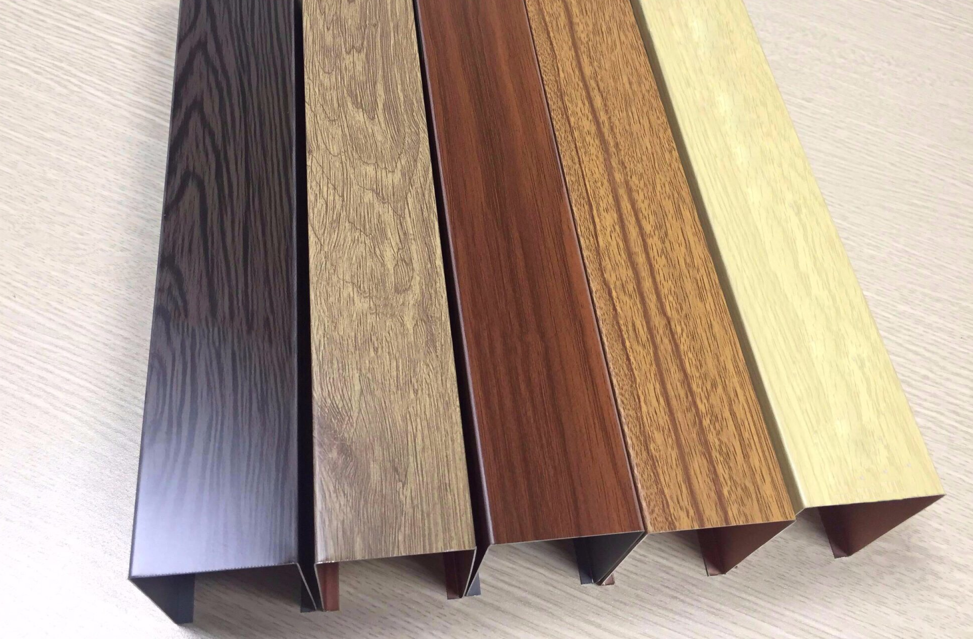 Tìm hiểu các yếu tố ảnh hưởng đến báo giá trần nhôm giả gỗ 4 Các loại trần nhôm giả gỗ