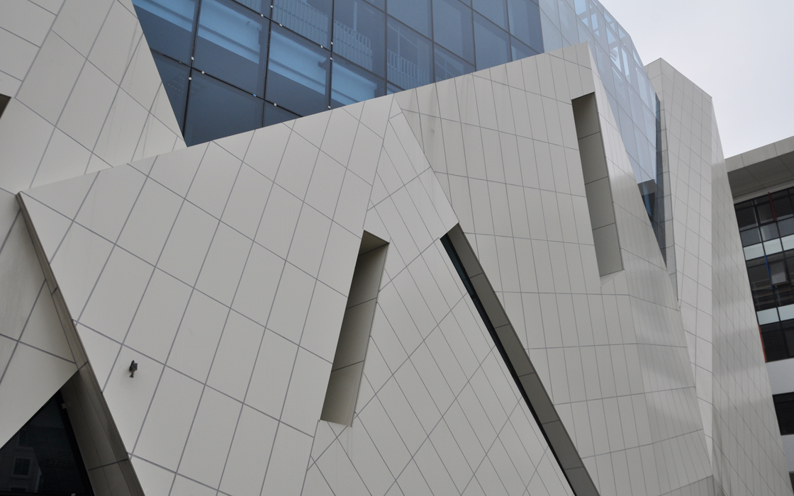 Ứng dụng của tấm ốp nhôm trong nội thất và ngoại thất