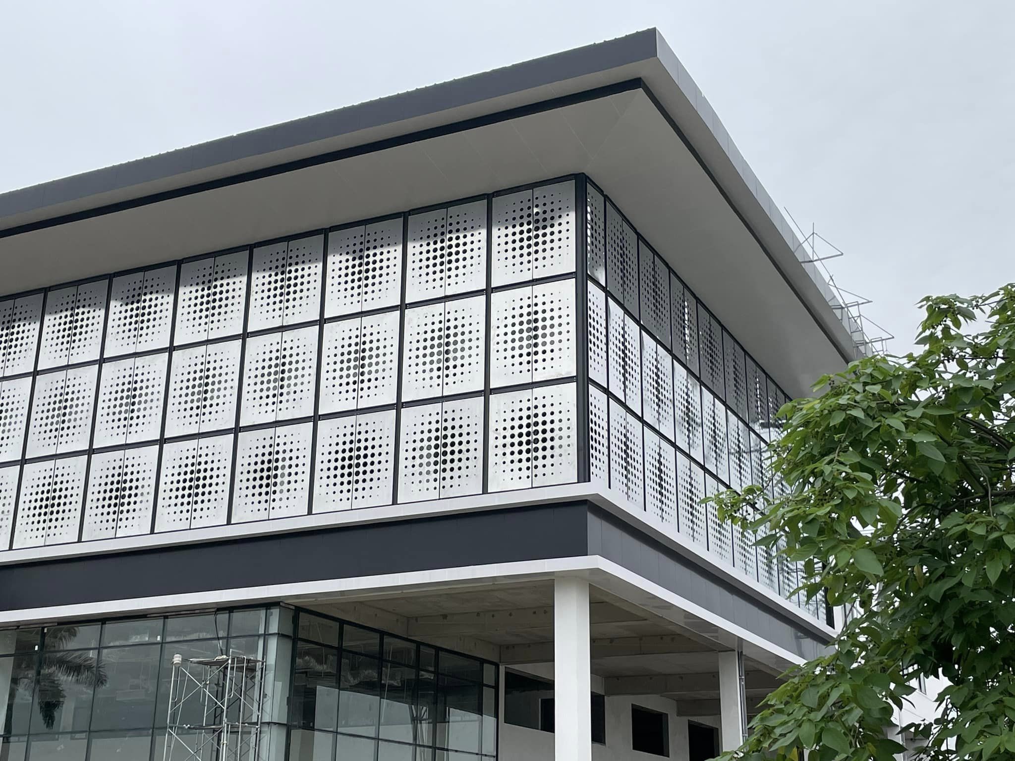 Vì sao tấm nhôm ốp facade được dùng nhiều trong thiết kế mặt dựng? 2 Tấm nhôm ốp facade