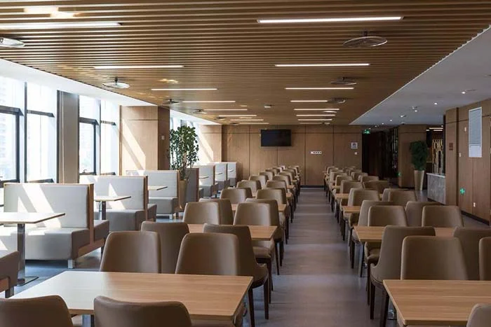 Tìm hiểu các yếu tố ảnh hưởng đến báo giá trần nhôm giả gỗ 1 Việt Á Group