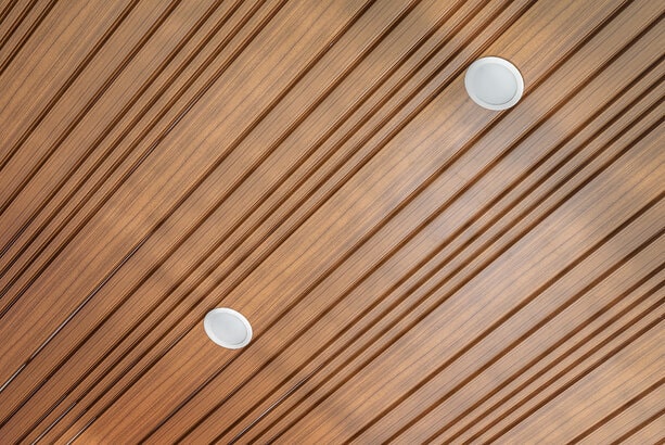 Tìm hiểu các yếu tố ảnh hưởng đến báo giá trần nhôm giả gỗ 3 Trần nhôm giả gỗ là gì? Tại sao lại được ưa chuộng?