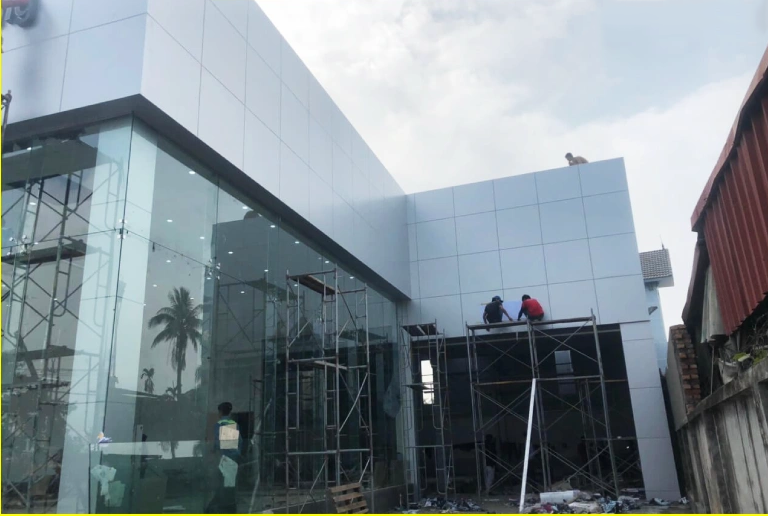 Quy trình thi công tấm ốp nhôm mặt dựng đạt chuẩn kỹ thuật