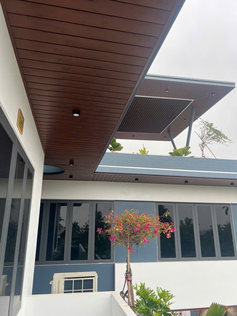 Trần nhôm ban công nhà phố đẹp – Giải pháp nâng tầm thẩm mỹ và độ bền cho không gian 5 Các mẫu trần nhôm ban công nhà phố được ưa chuộng nhất hiện nay