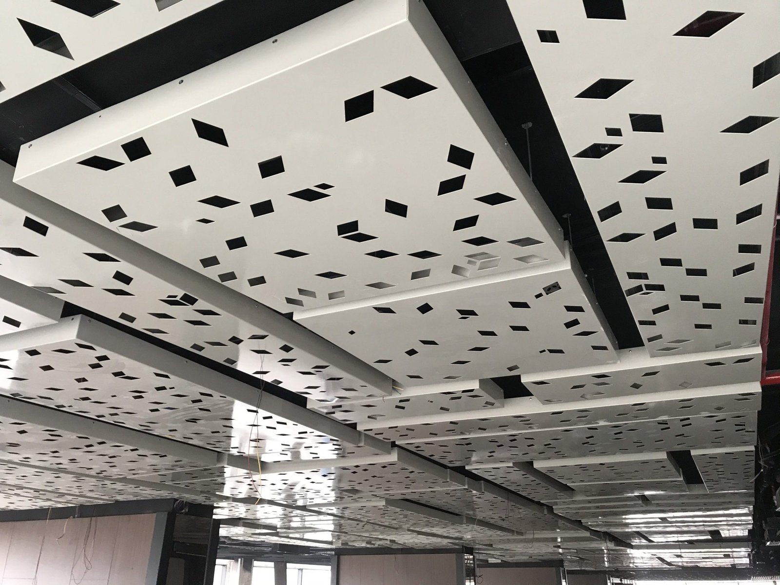 Quy trình thi công tấm nhôm Solid đạt chuẩn kỹ thuật mới nhất